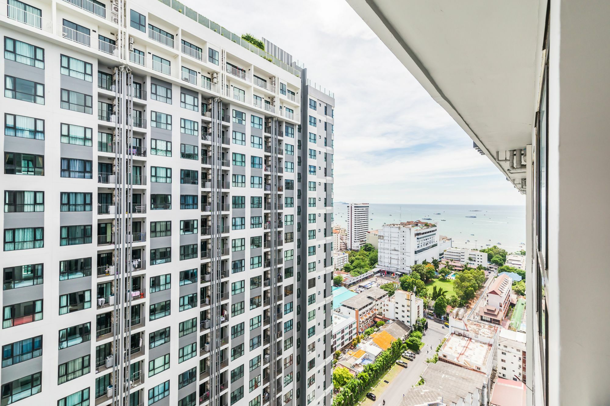 Favstay - The Base Central Pattaya Esterno foto