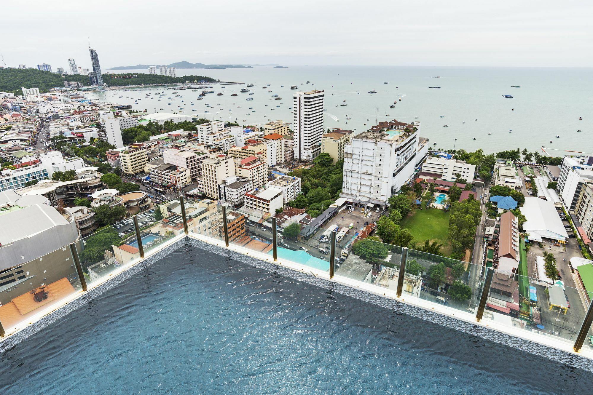 Favstay - The Base Central Pattaya Esterno foto