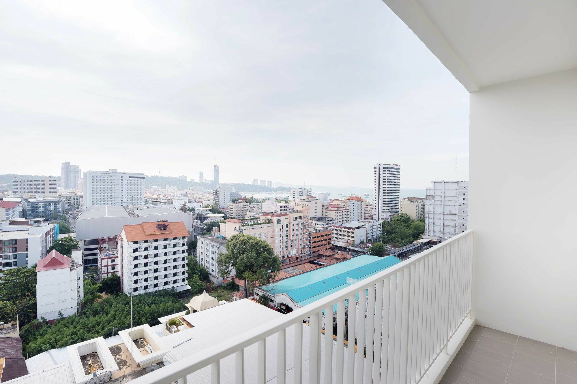 Favstay - The Base Central Pattaya Esterno foto