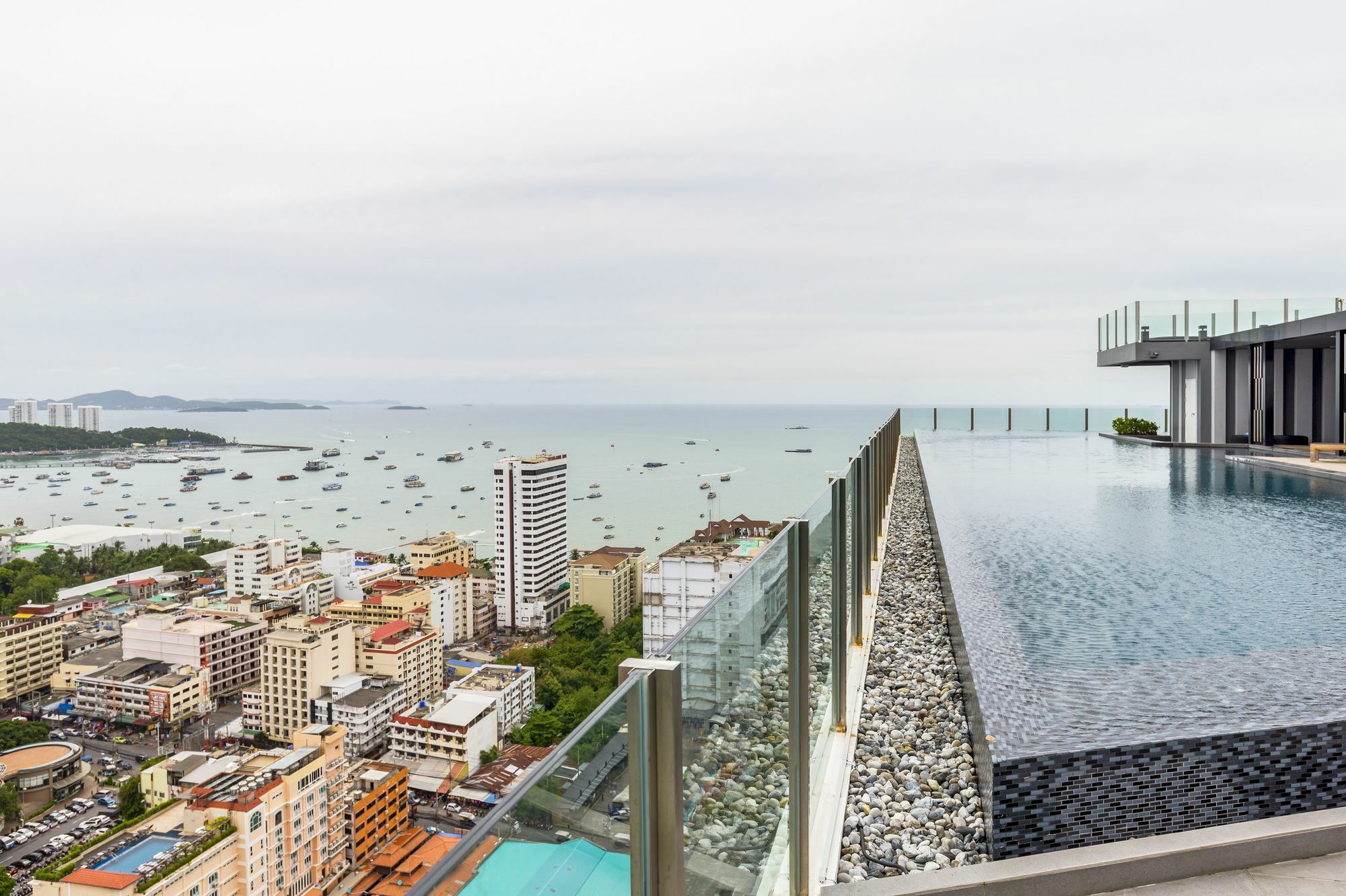Favstay - The Base Central Pattaya Esterno foto